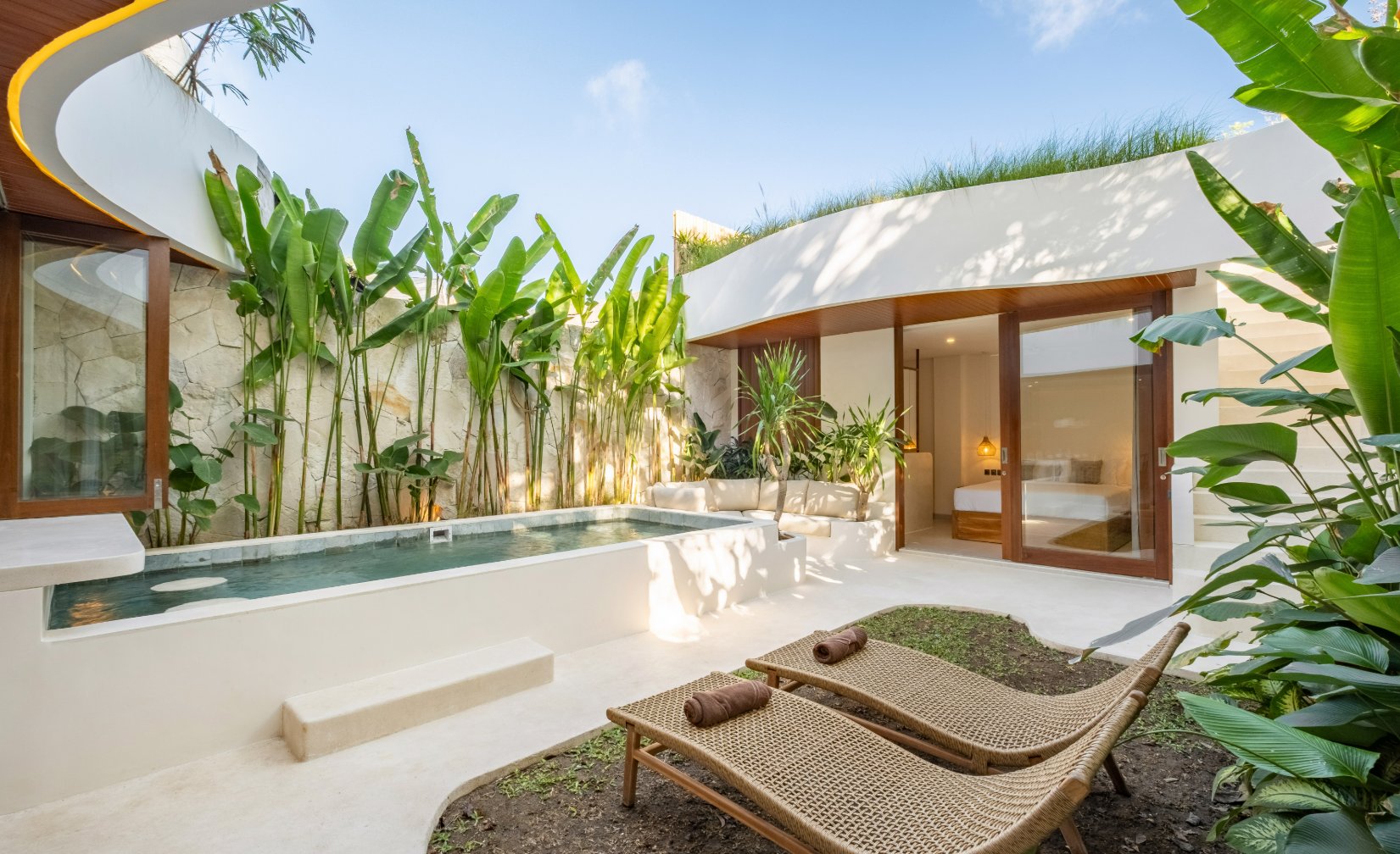 Modern Tropical Retreat with Rooftop Jacuzzi photo 2