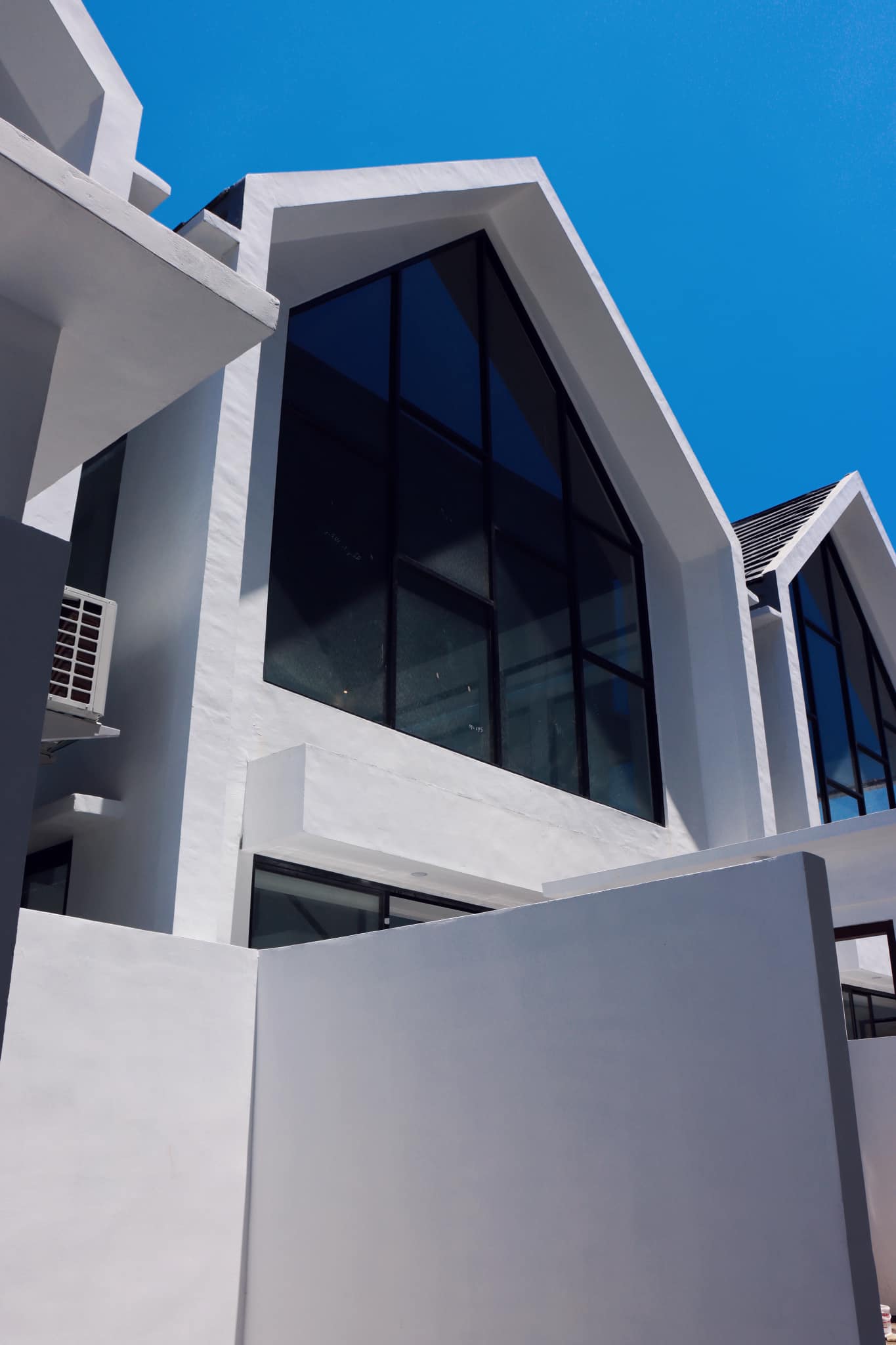 Stylish townhouse in a tranquil natural setting photo 2