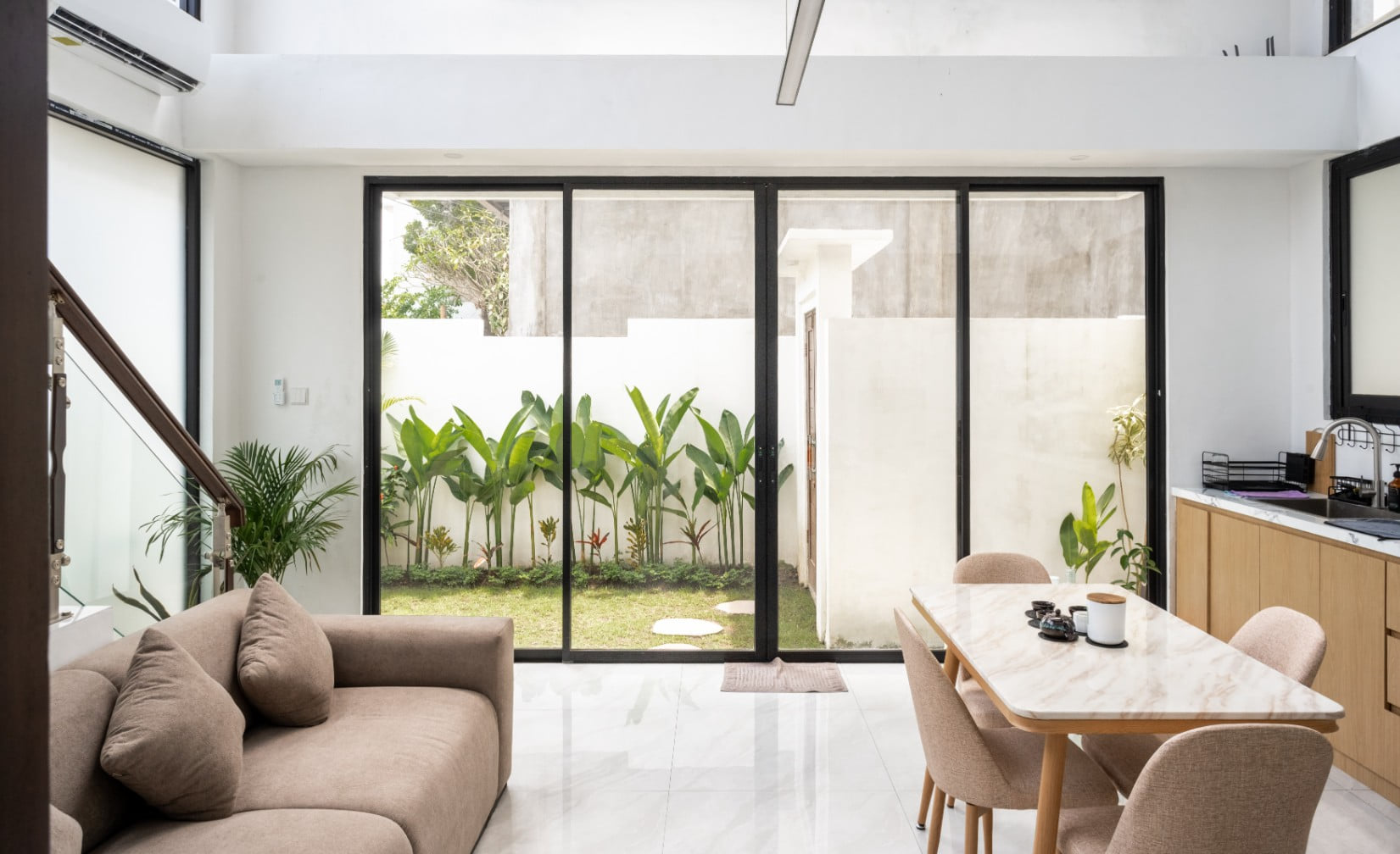 Stylish townhouse in a tranquil natural setting photo 4