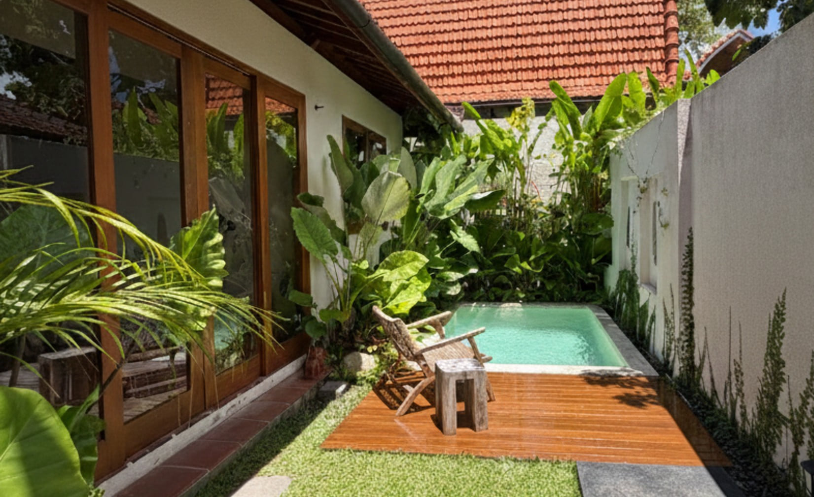 Compact tropical pool villa photo 2