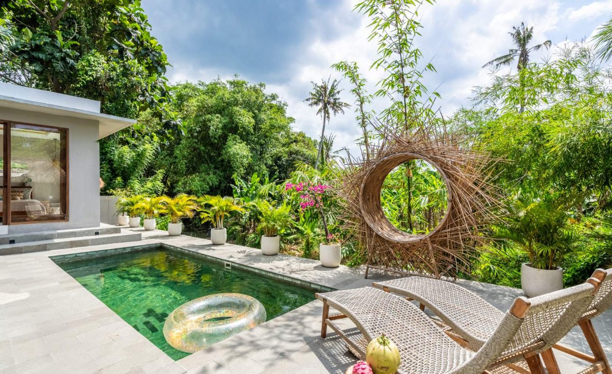 Riverfront villa in Tumbak Bayuh photo 2